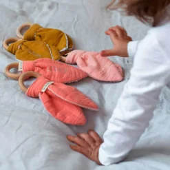 Anneau de dentition en bois Jaune moutarde (personnalisable) Jouet / Anneau De Dentition