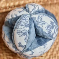 Sale Balle sensorielle lapin Toile de Jouy bleu Balle / Cube D'Activités