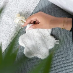 Online Doudou attache sucette fleur Calm blanc Doudou Attache Sucette