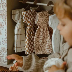 Discount Poupée Léa avec tenue robe Léopard Accessoires Poupée