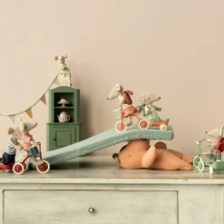 Sale Souris Tricycle Grande sœur Rouge Figurines De Jeu