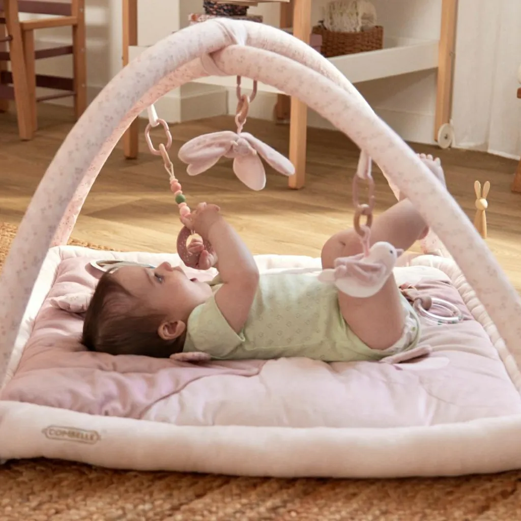 Tapis d'éveil ouatiné soft boa avec arche de jeux rose Tapis D'Éveil